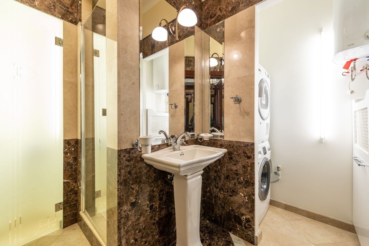 Clean organized rental bathroom deposit safe move out
