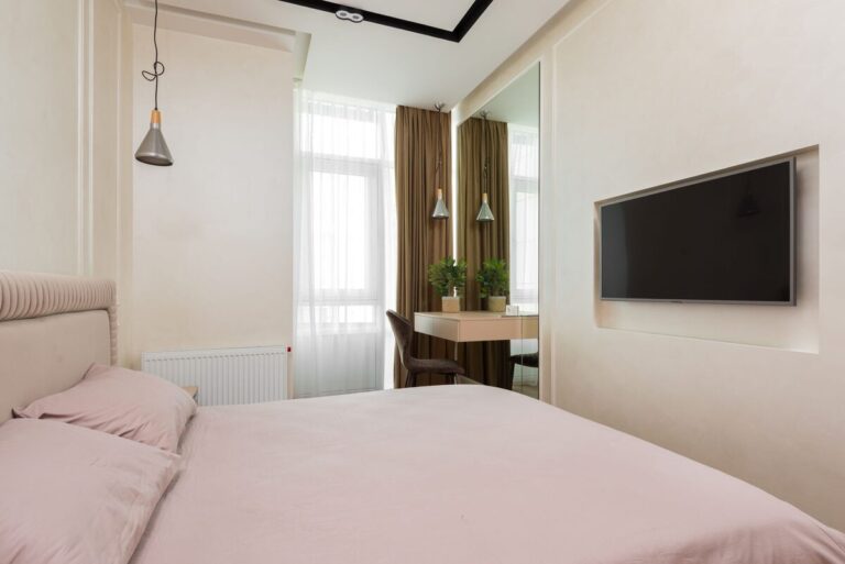 how to make a small bedroom look bigger