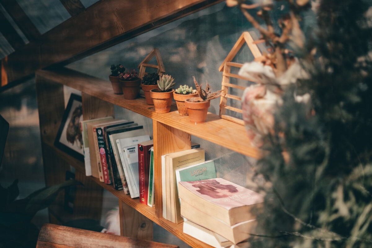 How to Style Floating Shelves - apartment decor ideas