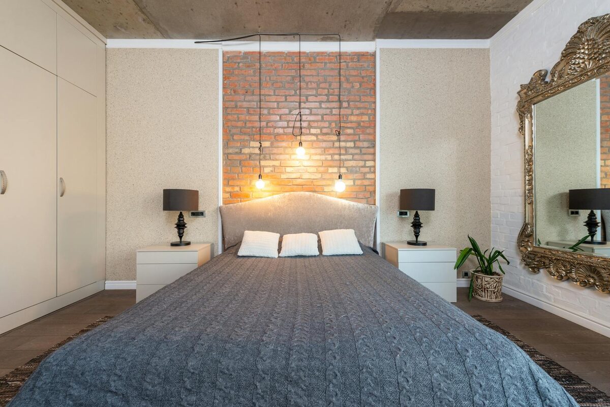 how to make a small bedroom look bigger with light colors and minimal furniture