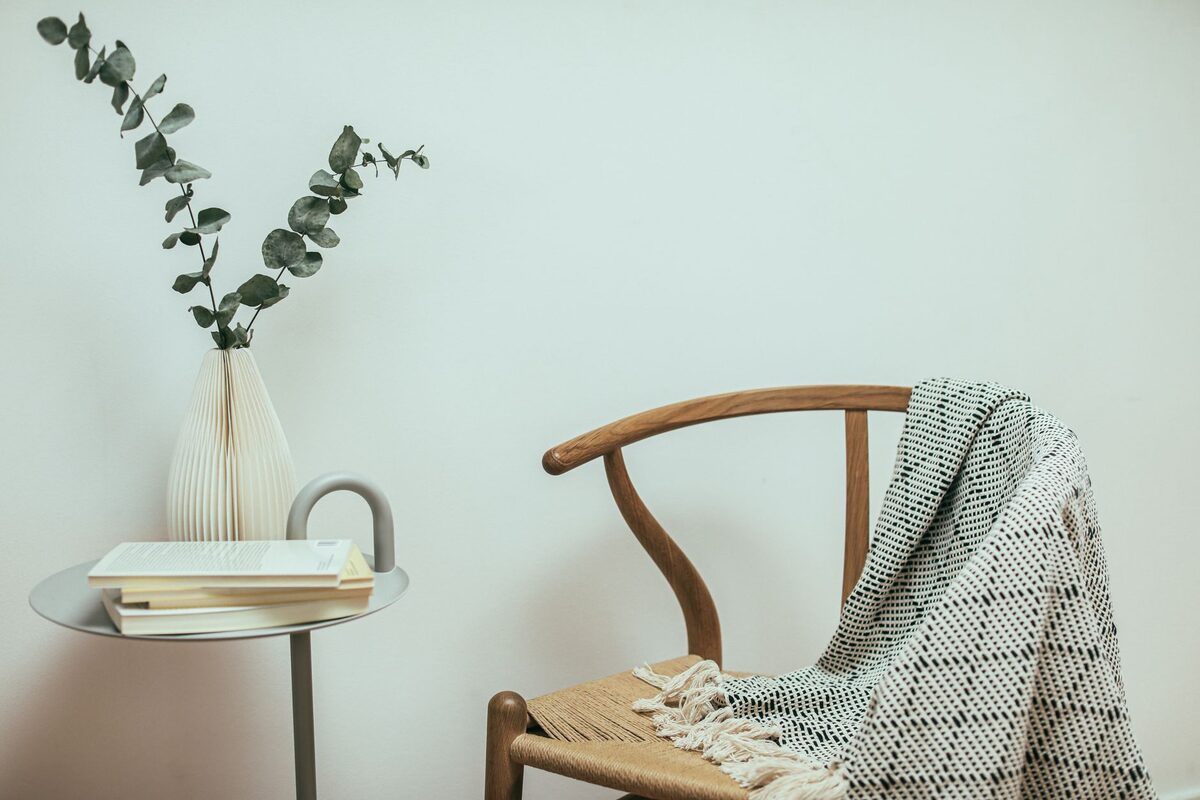 Cozy Throws Pillows and Rugs That Complete Your Reading Nook - apartment ideas